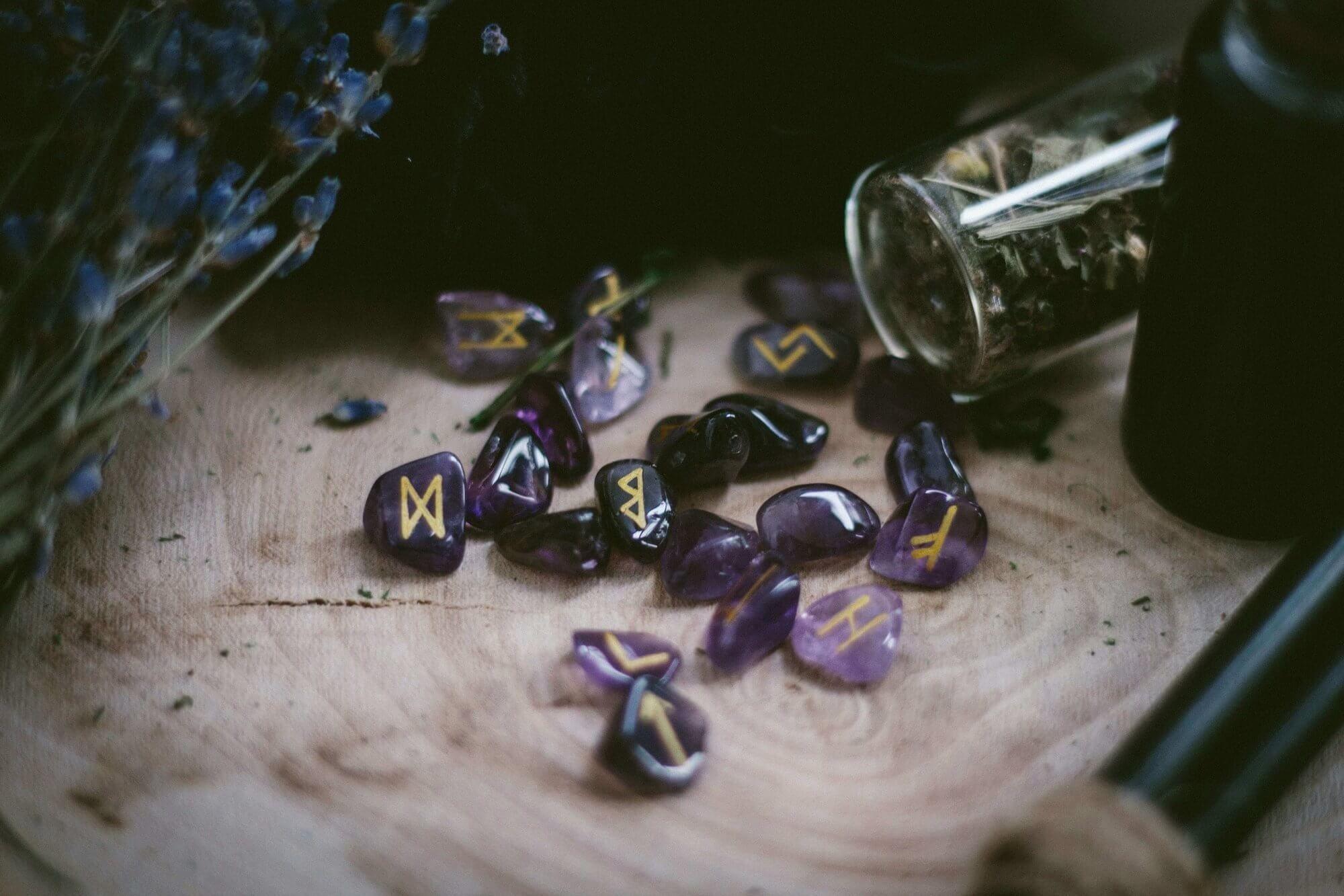 Decoratieve runenstenen om te voorspellen, als illustratie bij dit artikel op de blog van AskNebula Photo - Decoratieve runenstenen om te voorspellen, als illustratie bij dit artikel op de blog van AskNebula