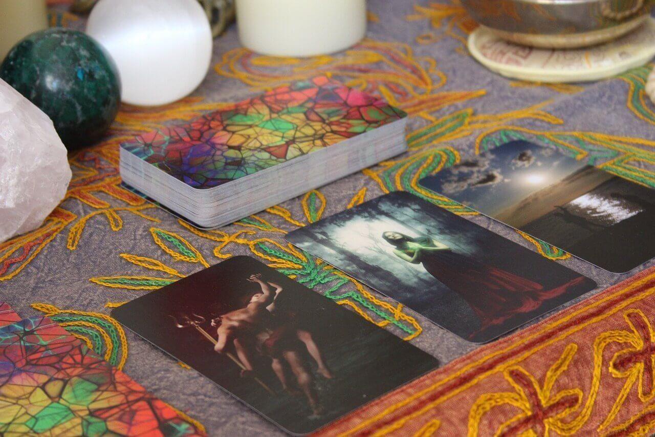 Drie tarotkaarten met de voorkant omhoog op de tafel, te zien in het artikel op AskNebula Photo - Drie tarotkaarten met de voorkant omhoog op de tafel, te zien in het artikel op AskNebula