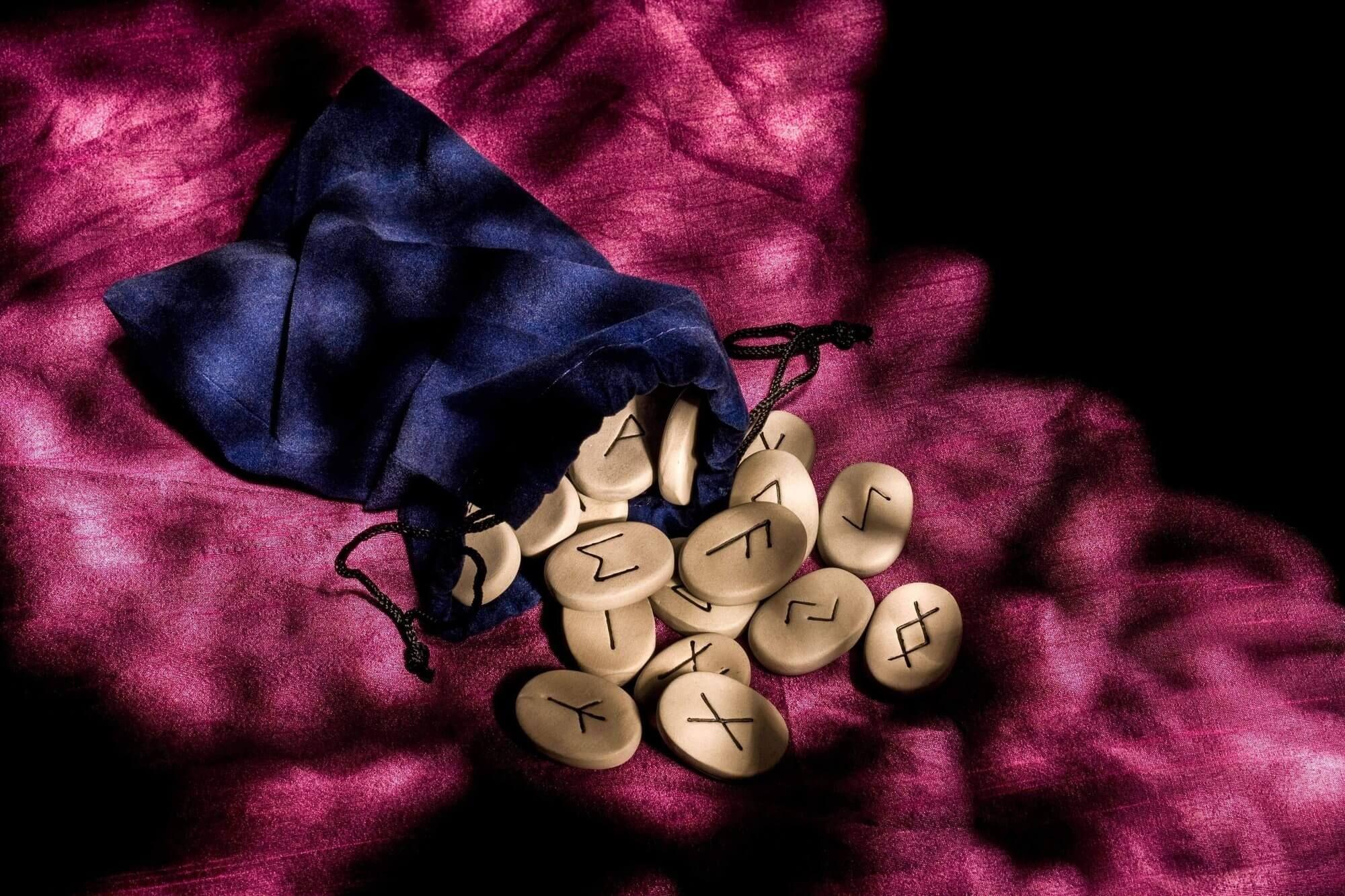 Een foto van runenstenen, in het blogartikel waar je een lezing kunt krijgen van een spirituele adviseur Photo - Een foto van runenstenen, in het blogartikel waar je een lezing kunt krijgen van een spirituele adviseur
