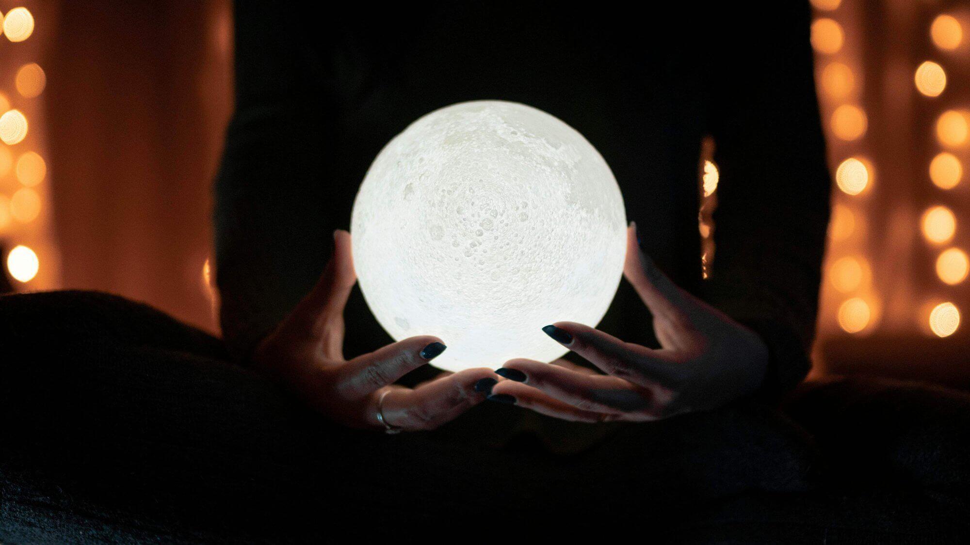 Een illustratie van wat een medium doet, waar je een lezing kunt krijgen van een spirituele adviseur Photo - Een illustratie van wat een medium doet, waar je een lezing kunt krijgen van een spirituele adviseur