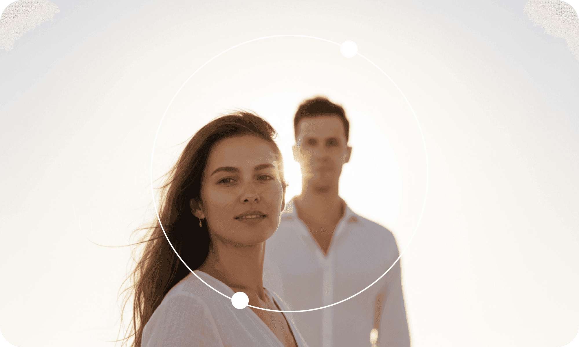Koppel in witte kleding in warm licht met een wit cirkelpatroon, in de interface en themapagina’s Photo - Koppel in witte kleding in warm licht met een wit cirkelpatroon, in de interface en themapagina’s