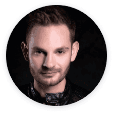 Kyle Thomas, in de interface van de site waar je een lezing kunt krijgen van een spirituele adviseur Photo - Kyle Thomas, in de interface van de site waar je een lezing kunt krijgen van een spirituele adviseur