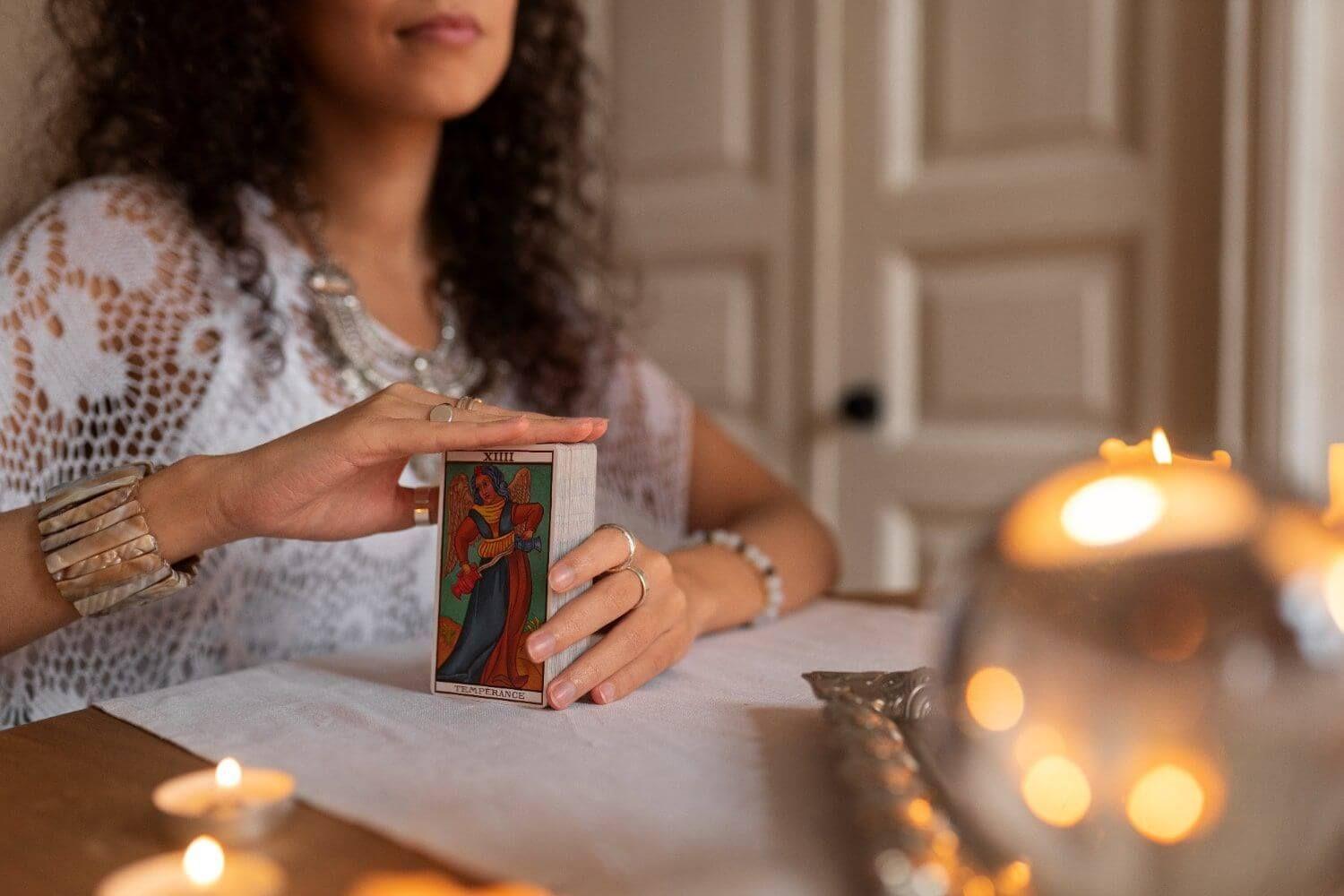 Een maandelijkse tarotlegging om vooruit te plannen, te zien in het artikel op AskNebula Photo - Een maandelijkse tarotlegging om vooruit te plannen, te zien in het artikel op AskNebula