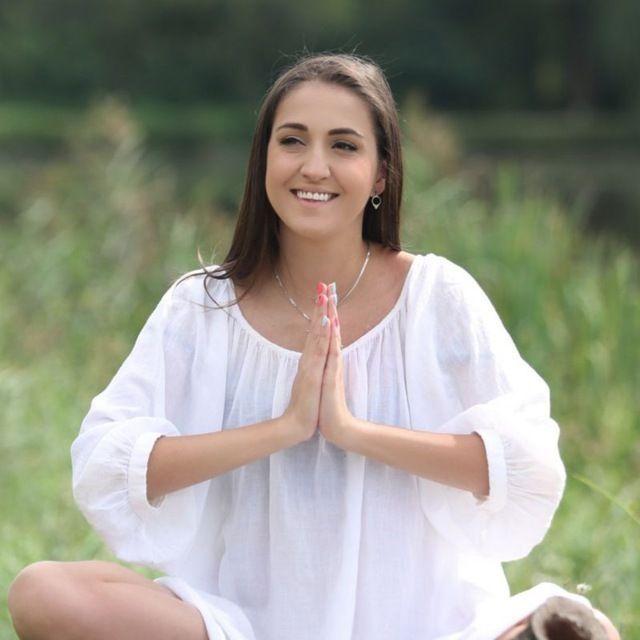 Portretfoto van een spirituele adviseur die lezingen geeft aan klanten van AskNebula Photo - Portretfoto van een spirituele adviseur die lezingen geeft aan klanten van AskNebula