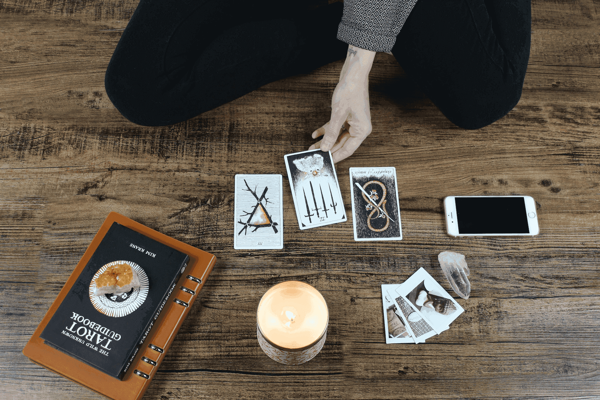 Een relatielegging met tarot voor meer begrip, als illustratie bij dit artikel op de blog van AskNebula Photo - Een relatielegging met tarot voor meer begrip, als illustratie bij dit artikel op de blog van AskNebula