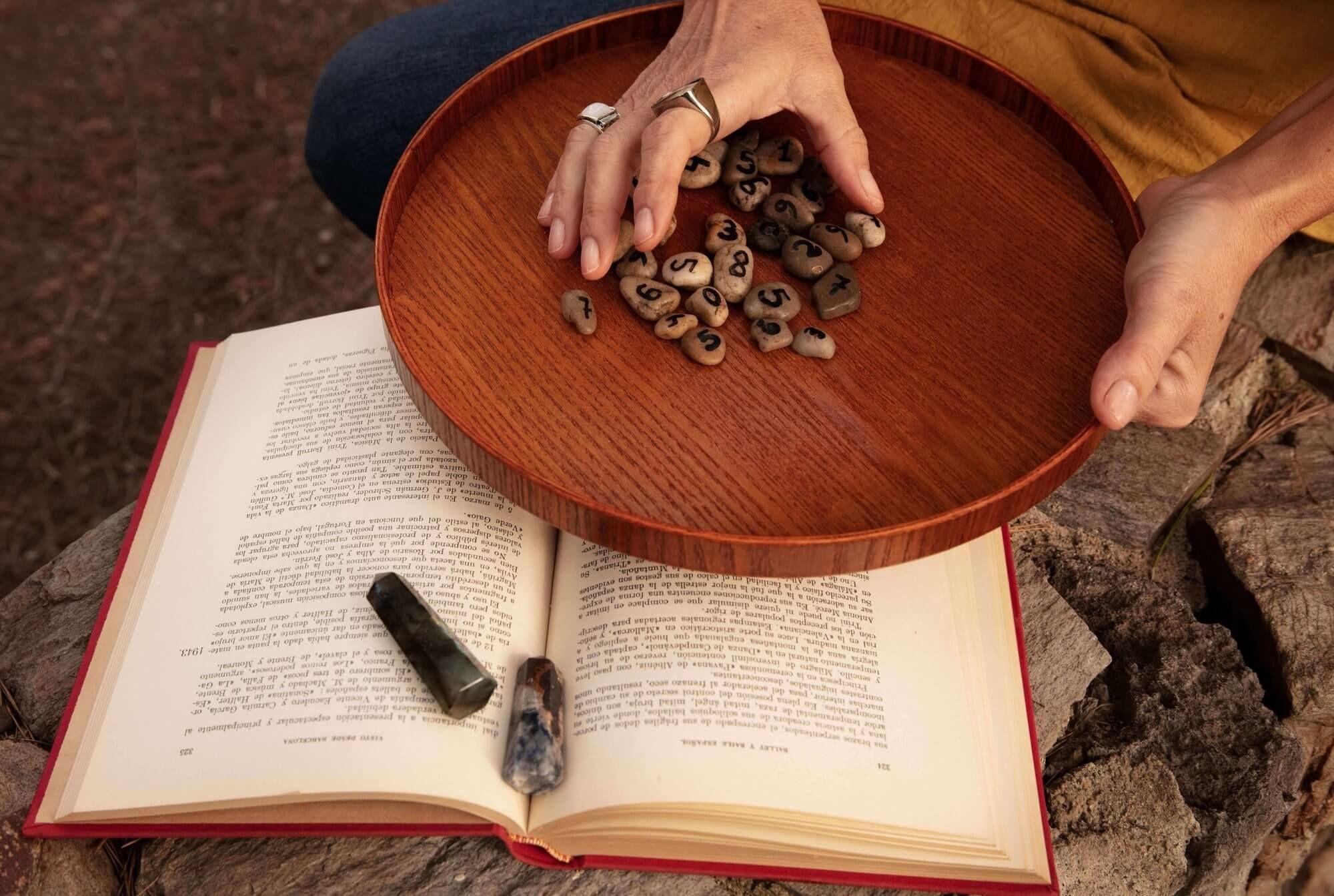 Runenstenen met het Oudere Futhark, waar je een lezing kunt krijgen van een spirituele adviseur Photo - Runenstenen met het Oudere Futhark, waar je een lezing kunt krijgen van een spirituele adviseur