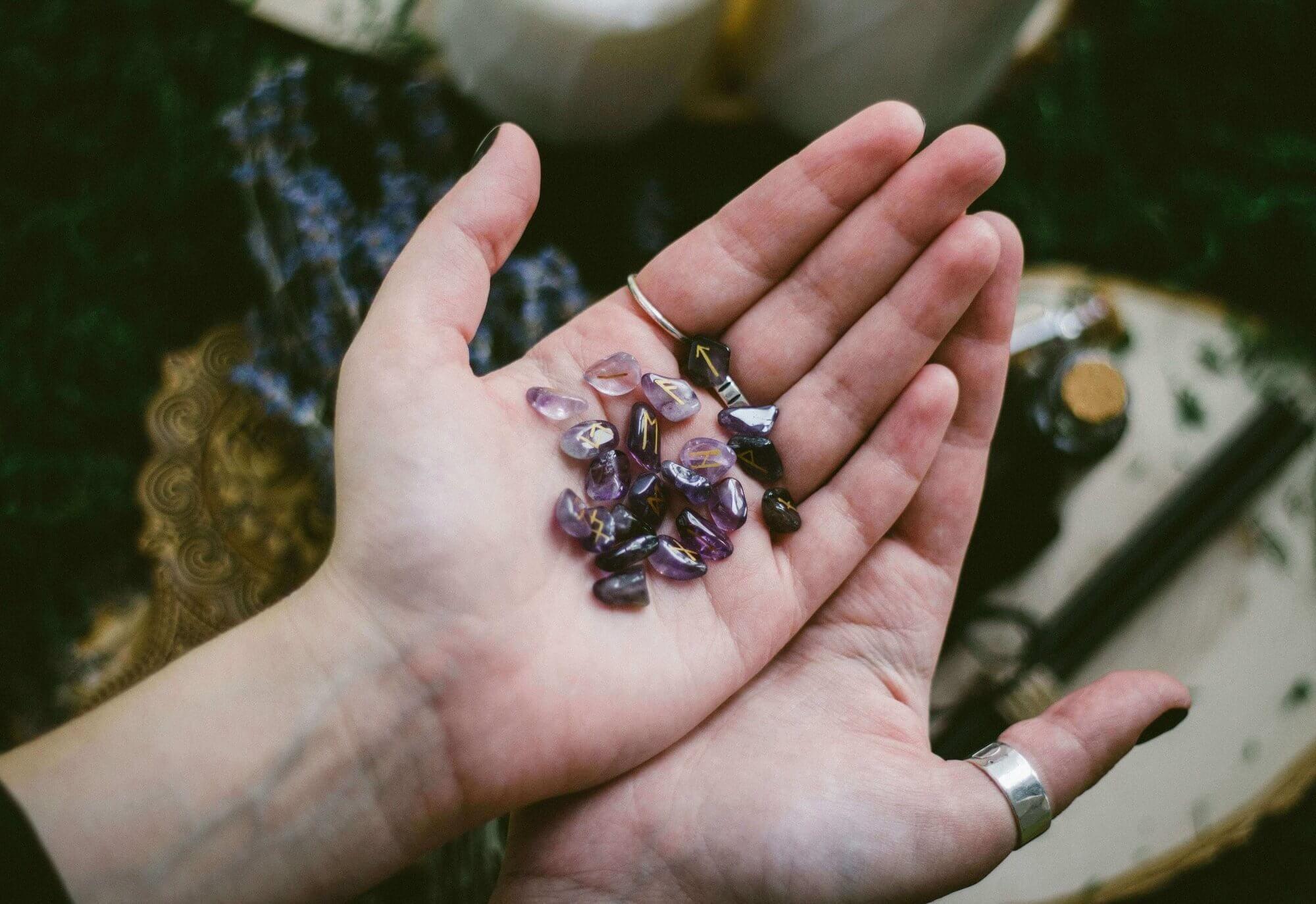 Runenstenen uitgestald op een tafel, waar je een lezing kunt krijgen van een spirituele adviseur Photo - Runenstenen uitgestald op een tafel, waar je een lezing kunt krijgen van een spirituele adviseur