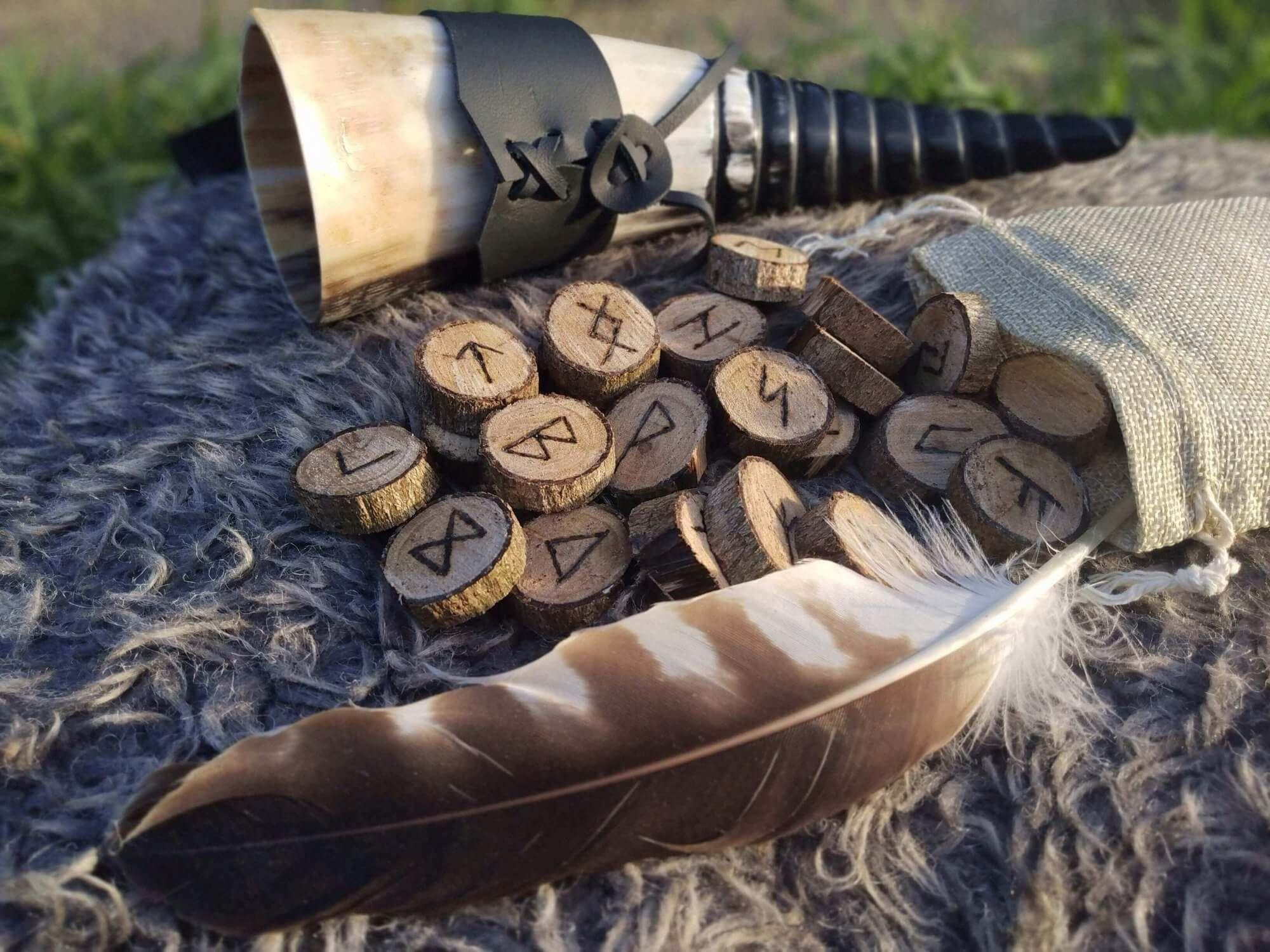 Een set runenstenen met ingekerfde symbolen, als illustratie bij dit artikel op de blog van AskNebula Photo - Een set runenstenen met ingekerfde symbolen, als illustratie bij dit artikel op de blog van AskNebula