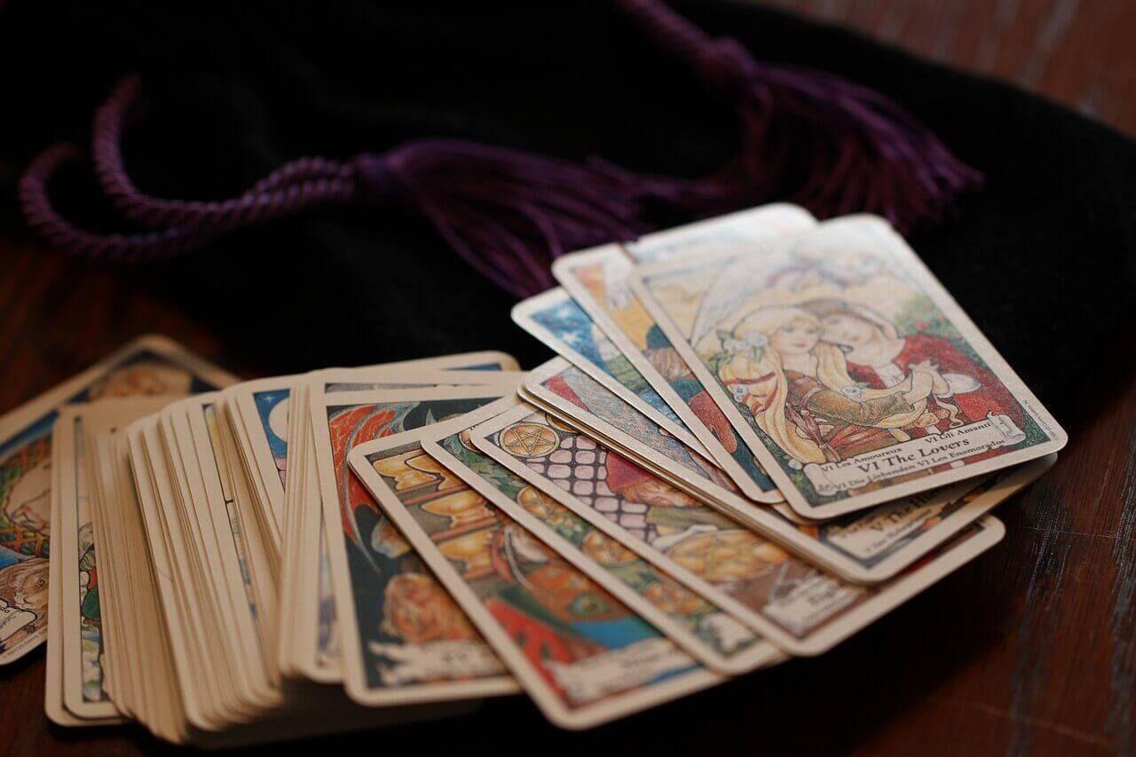 Een stapel tarotkaarten op de tafel, waar je een lezing kunt krijgen van een spirituele adviseur Photo - Een stapel tarotkaarten op de tafel, waar je een lezing kunt krijgen van een spirituele adviseur