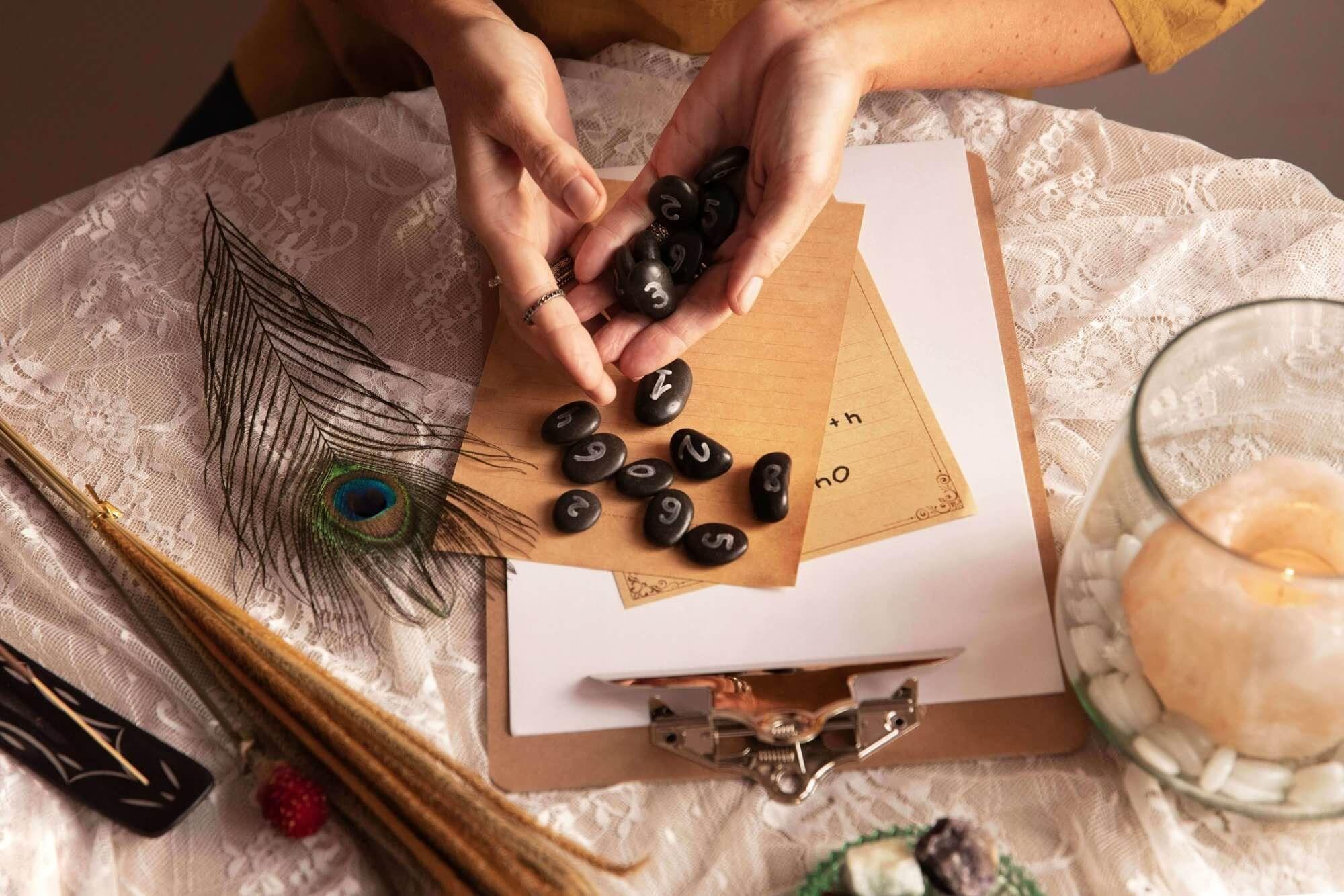 Een symbolische set runenstenen om de toekomst te voorspellen, te zien in het artikel op AskNebula Photo - Een symbolische set runenstenen om de toekomst te voorspellen, te zien in het artikel op AskNebula