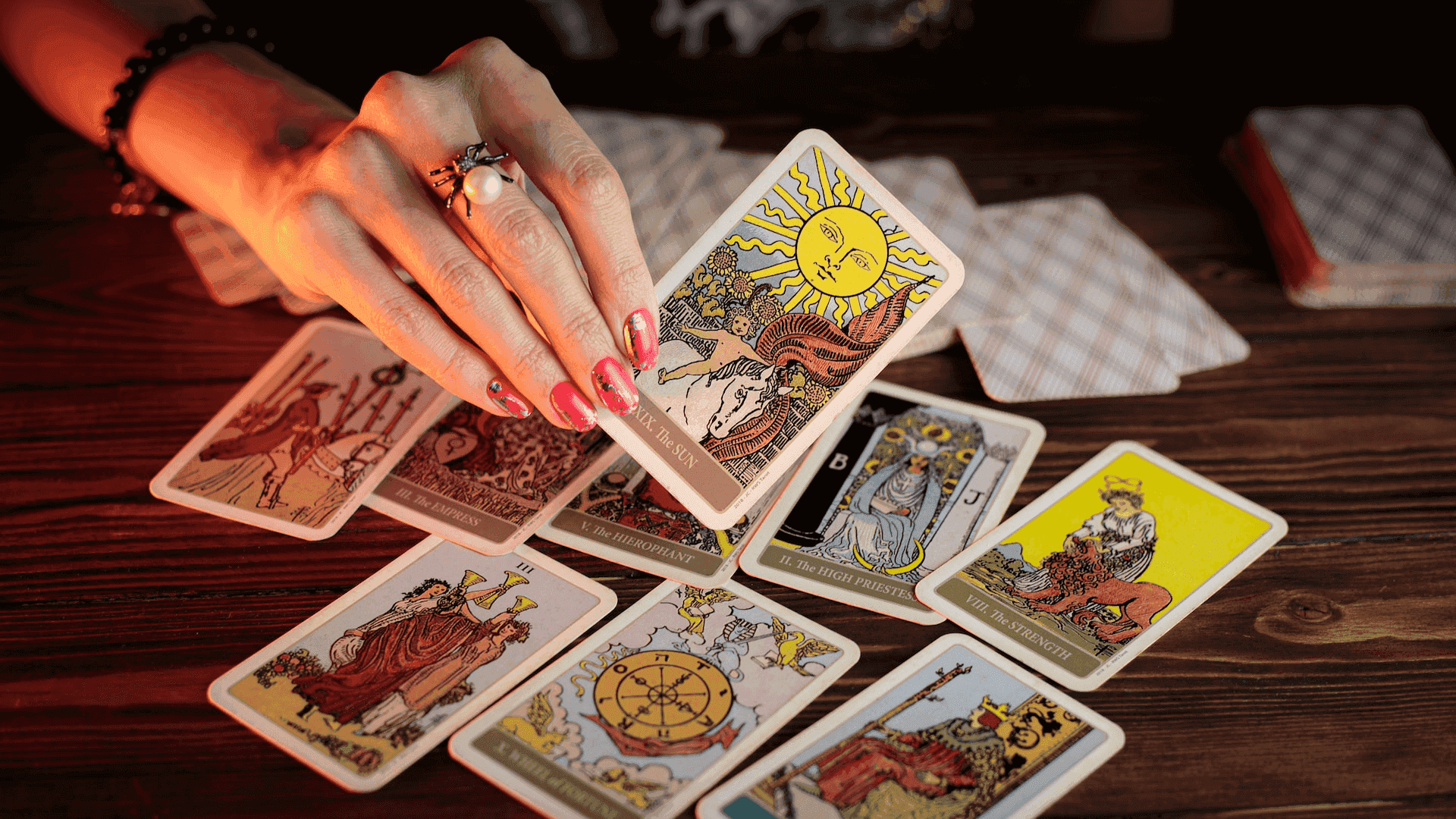 Een tarotdeck dat resoneert met de lezer, als illustratie bij dit artikel op de blog van AskNebula Photo - Een tarotdeck dat resoneert met de lezer, als illustratie bij dit artikel op de blog van AskNebula