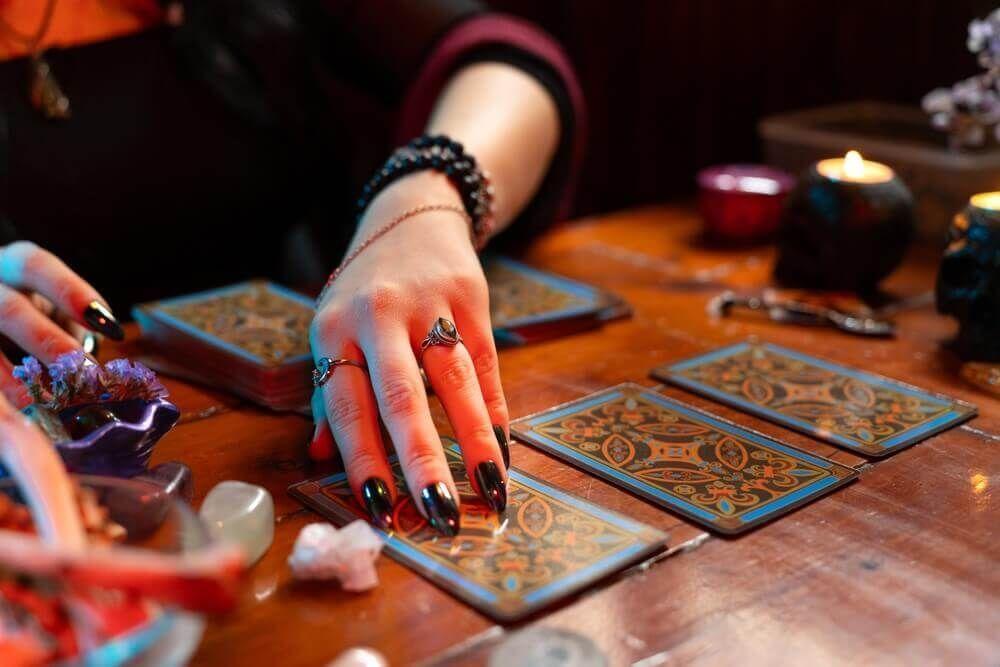 Tarotkaarten in de handen als symbool van een spirituele lezing en inzicht, in het blogartikel Photo - Tarotkaarten in de handen als symbool van een spirituele lezing en inzicht, in het blogartikel