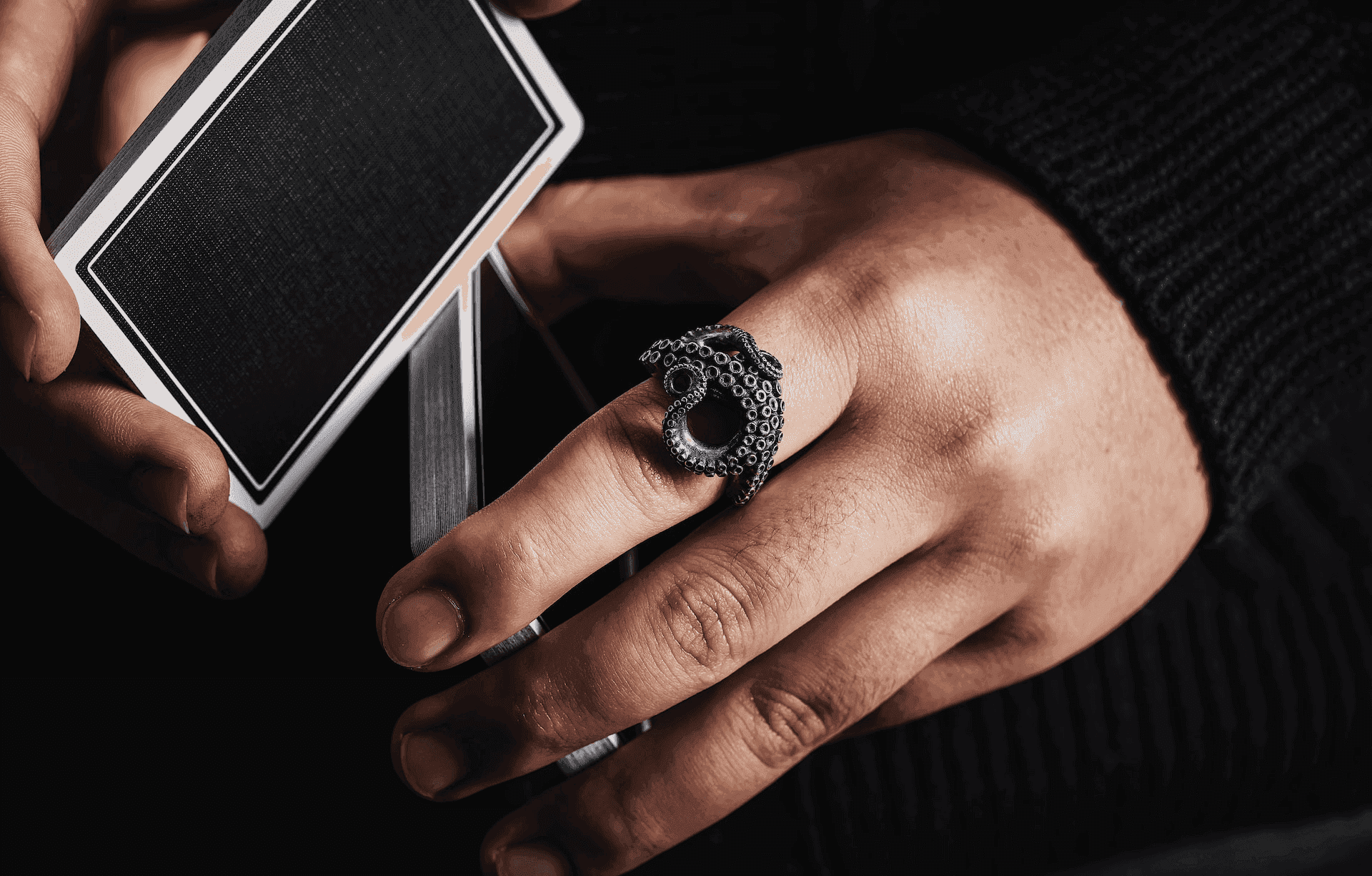 Tarotkaarten mengen, in het blogartikel waar je een lezing kunt krijgen van een spirituele adviseur Photo - Tarotkaarten mengen, in het blogartikel waar je een lezing kunt krijgen van een spirituele adviseur