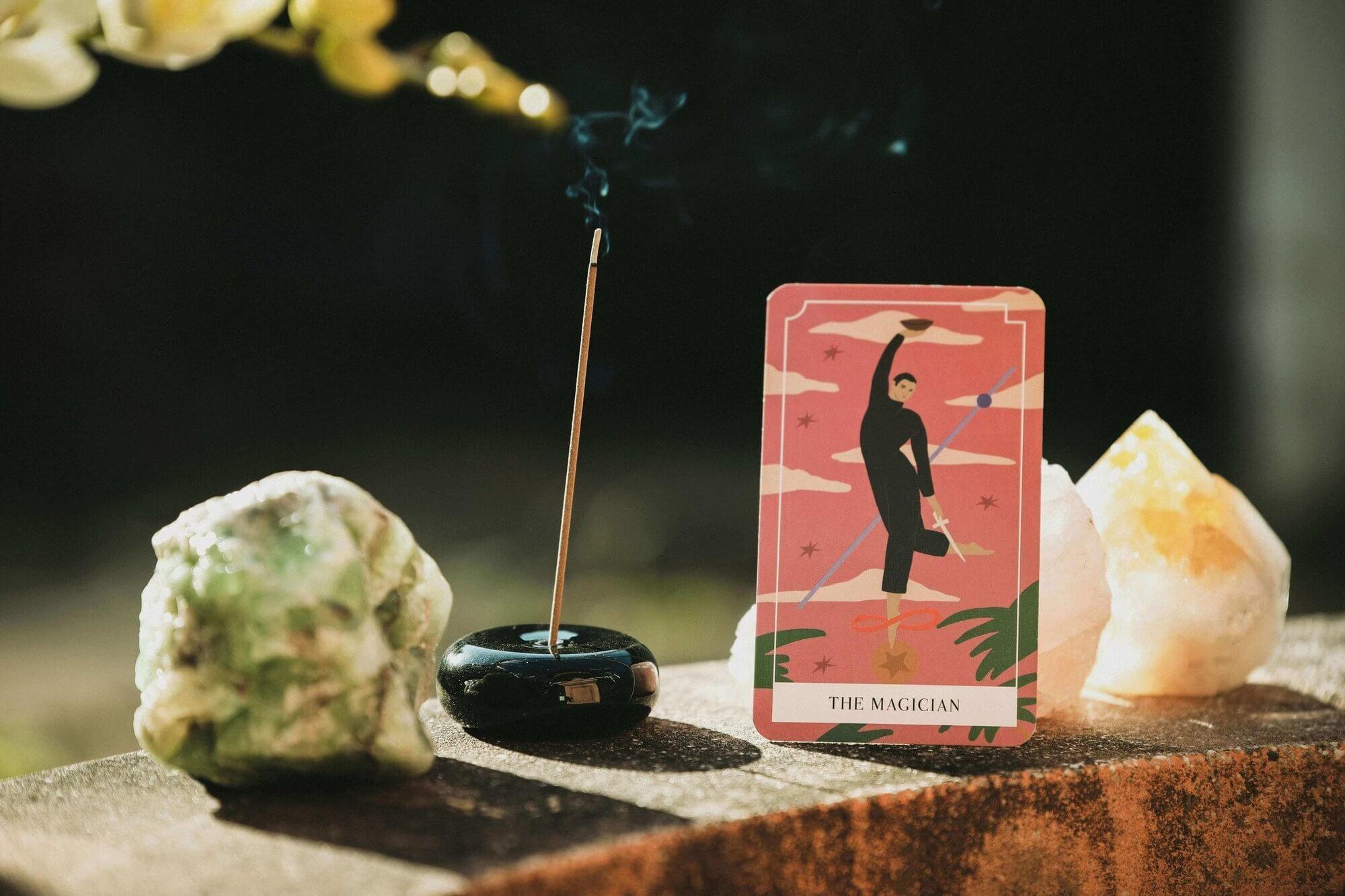 Een tarotlegging met drie kaarten, waar je een lezing kunt krijgen van een spirituele adviseur Photo - Een tarotlegging met drie kaarten, waar je een lezing kunt krijgen van een spirituele adviseur
