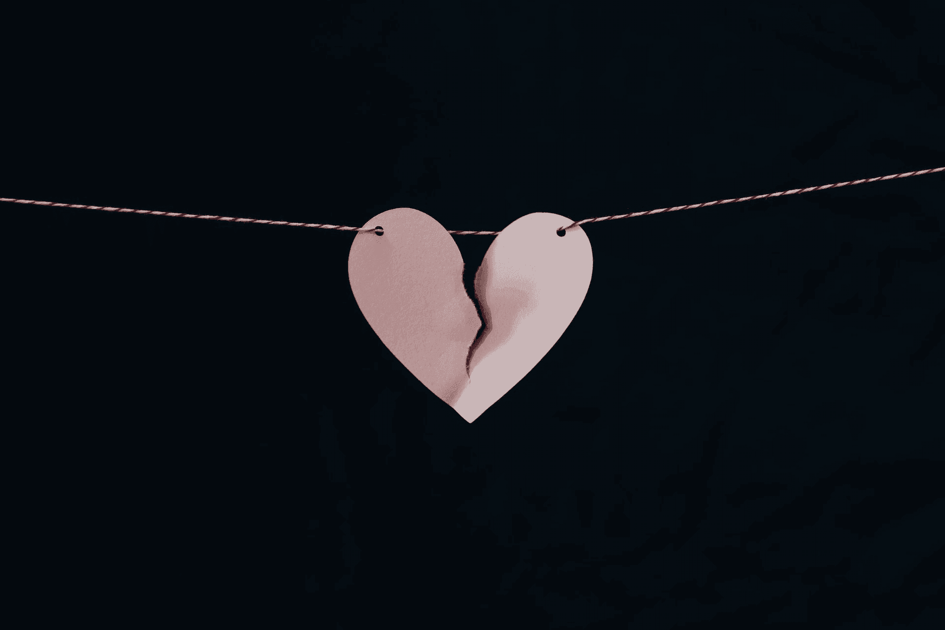 Een tarotlegging voor het helen van een gebroken hart, te zien in het artikel op AskNebula Photo - Een tarotlegging voor het helen van een gebroken hart, te zien in het artikel op AskNebula