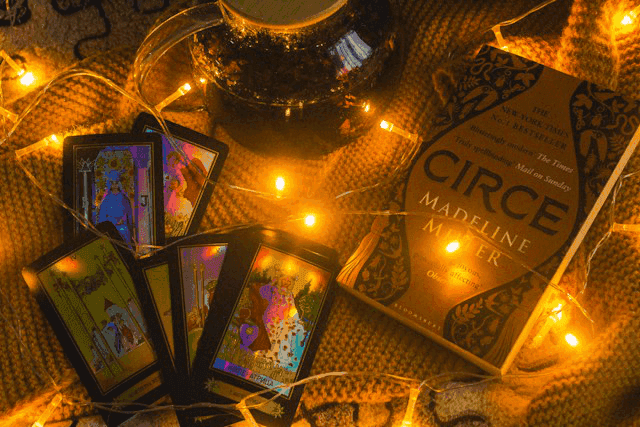 Een tarotlegging die onthult wat iemand over je denkt, te zien in het artikel op AskNebula Photo - Een tarotlegging die onthult wat iemand over je denkt, te zien in het artikel op AskNebula