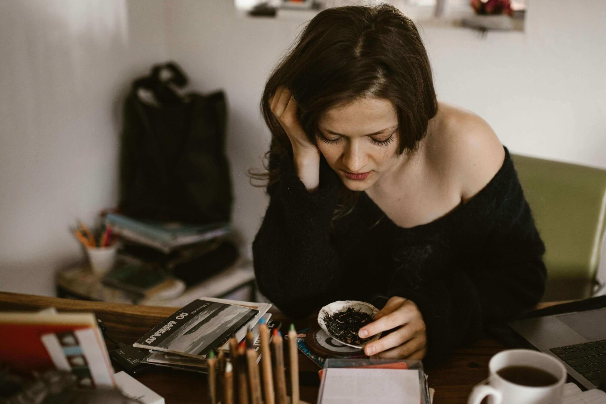 Een tarotlegging met vier kaarten over wat je ex van je denkt, te zien in het artikel op AskNebula Photo - Een tarotlegging met vier kaarten over wat je ex van je denkt, te zien in het artikel op AskNebula