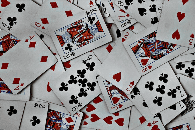 Een uitleg over tarotlezingen met gewone speelkaarten, te zien in het artikel op AskNebula Photo - Een uitleg over tarotlezingen met gewone speelkaarten, te zien in het artikel op AskNebula